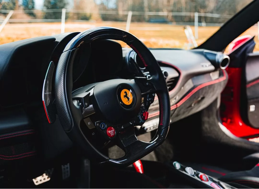 Ferrari F8 Tributo Innenraum mit Lenkrad und Armaturenbrett mieten.