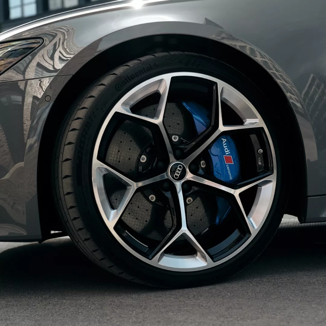 Audi RS Performance Felge mit blauem Bremssattel mieten.