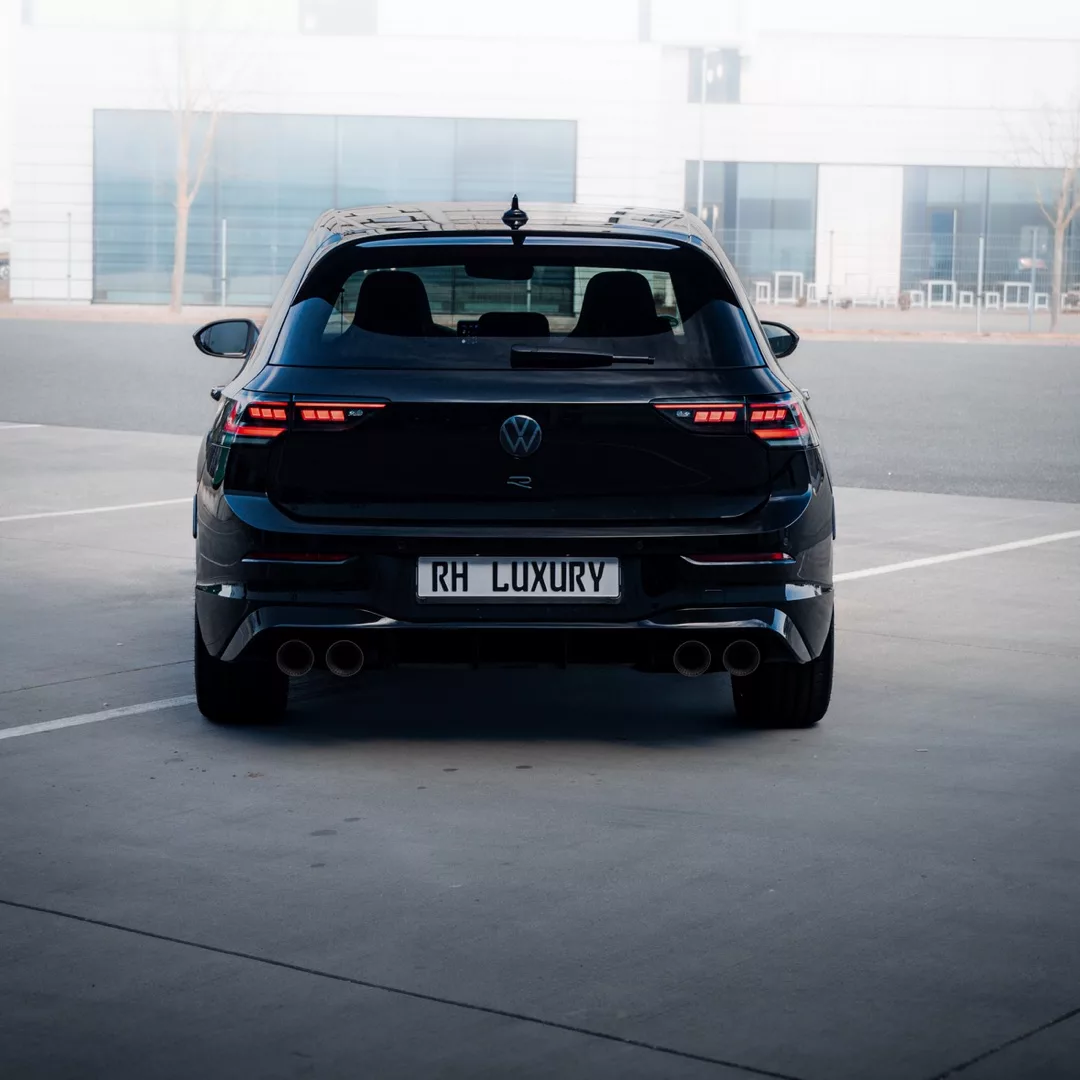 Golf 8 R Black Edition von hinten in Schwarz mieten