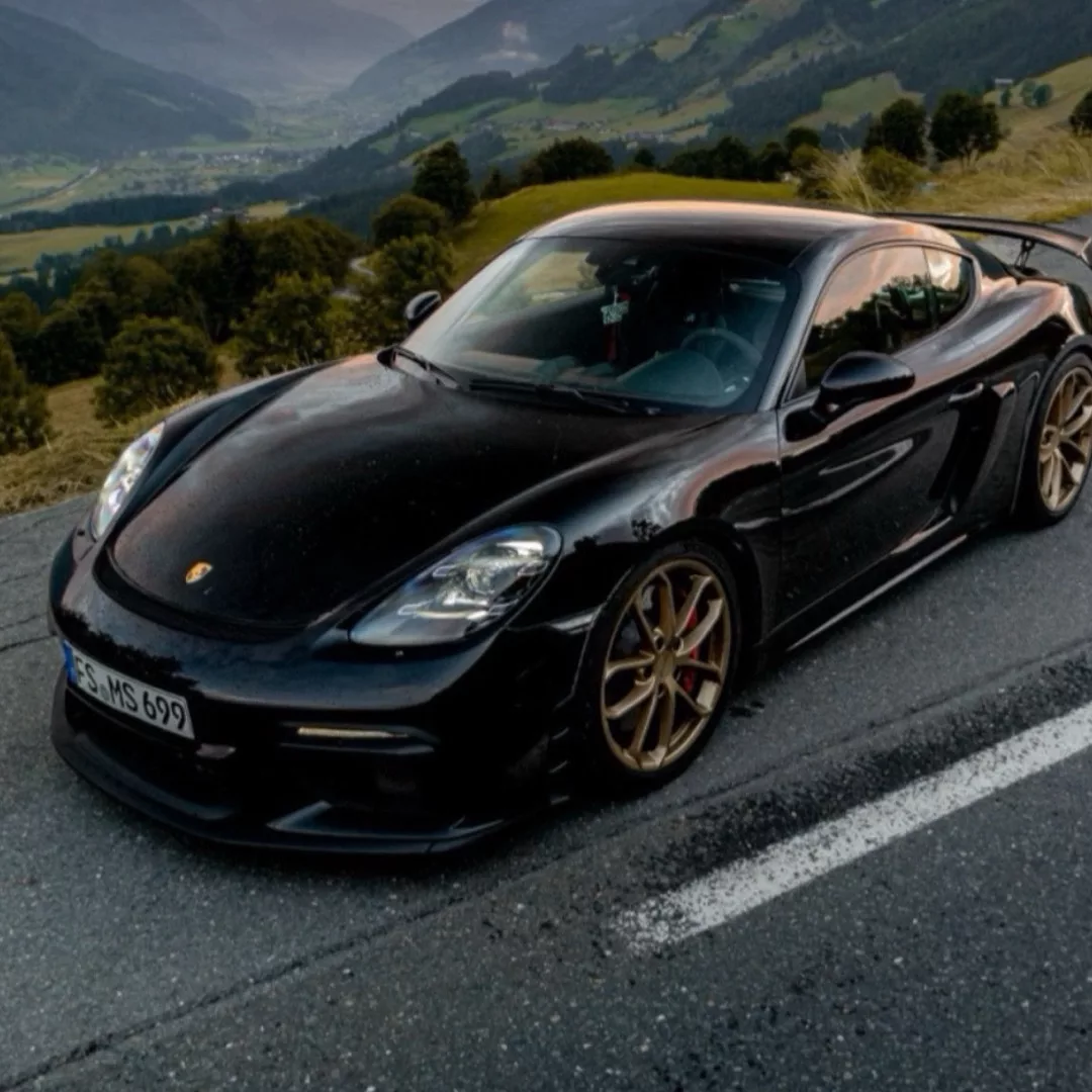 Porsche Cayman GT4 Clubsport in Schwarz auf Bergstraße mieten.