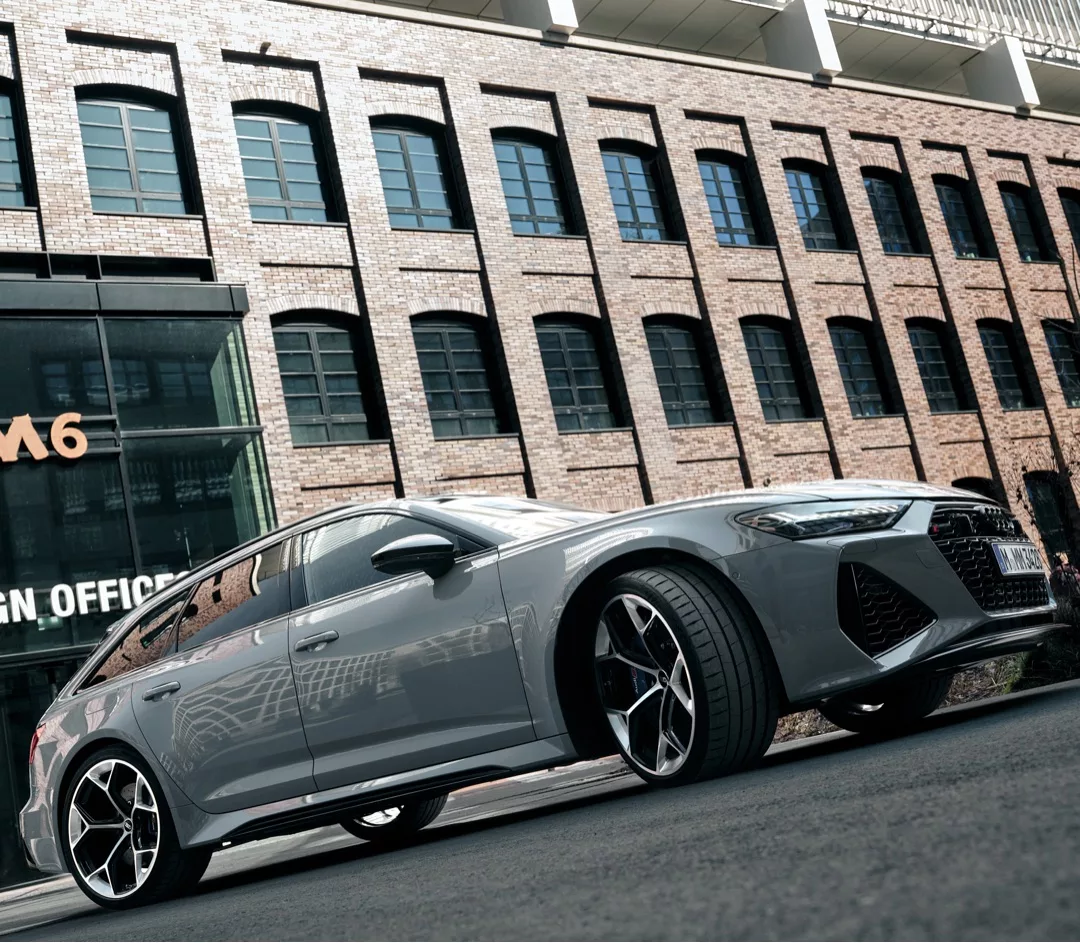 Audi RS Performance grau vor Gebäude mieten