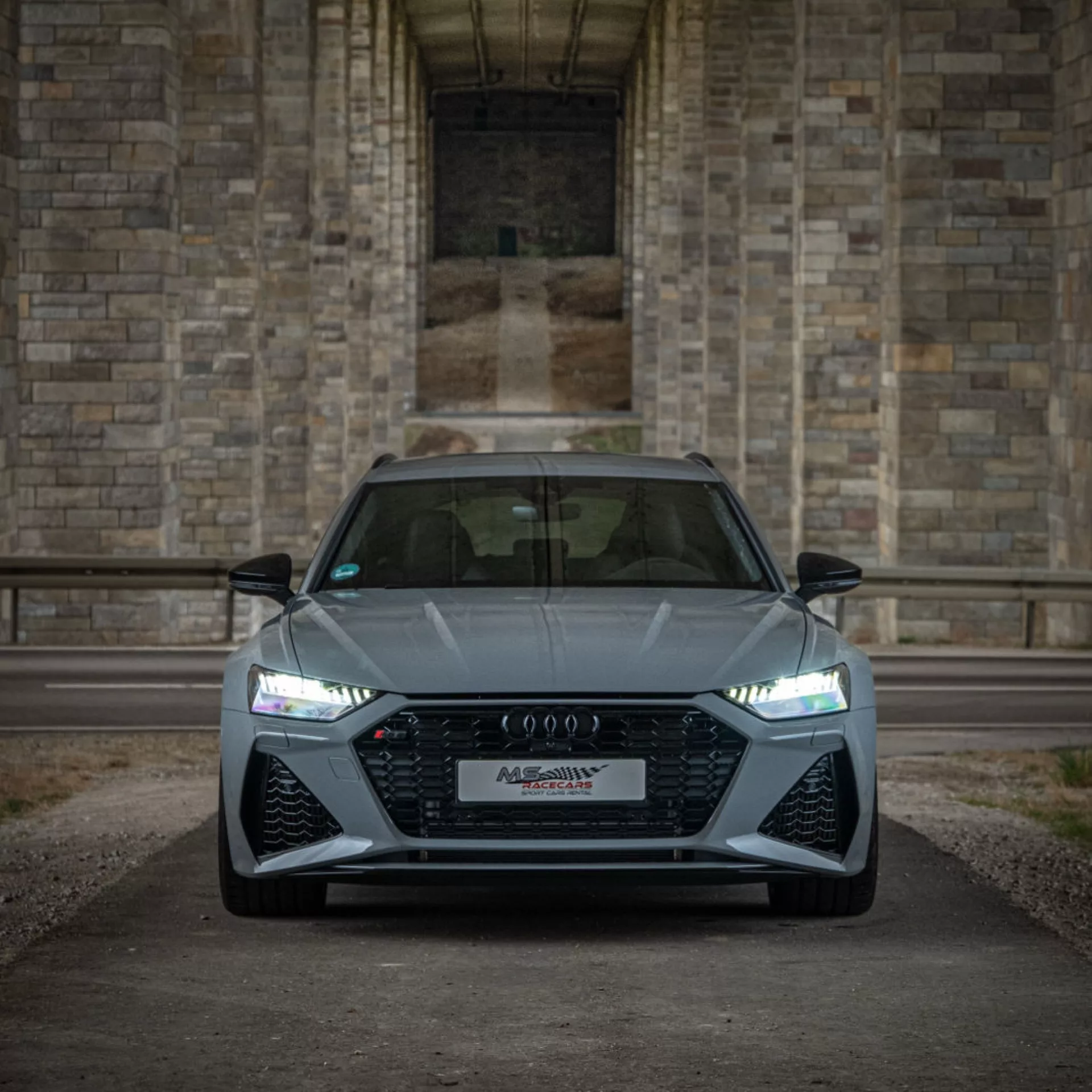 Audi RS6 Performance in Grau mieten - Frontansicht