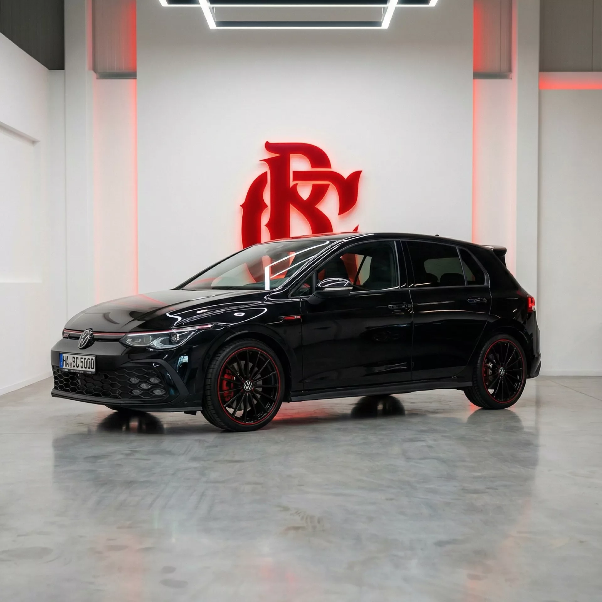 VW Golf GTI Clubsport in Schwarz, Seitenansicht, Akrapovic-Auspuff mieten.