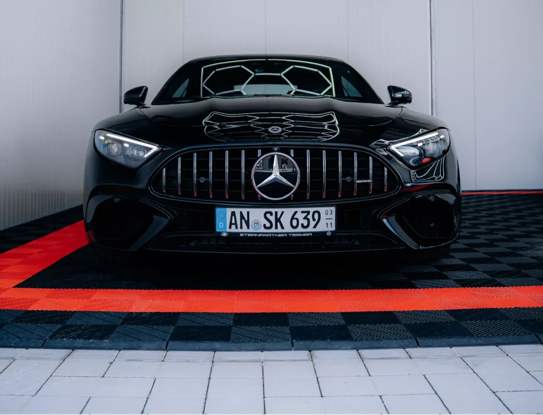 Mercedes-Benz SL 63 AMG in Schwarz von vorne mieten