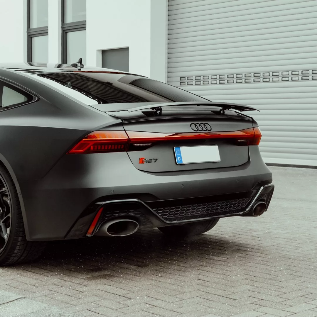 Audi RS7 Performance in Mattgrau Heckansicht mieten.