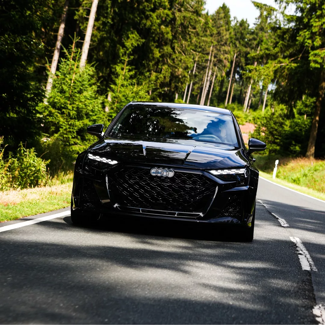 RS3 Limousine Facelift in Schwarz Frontansicht mieten