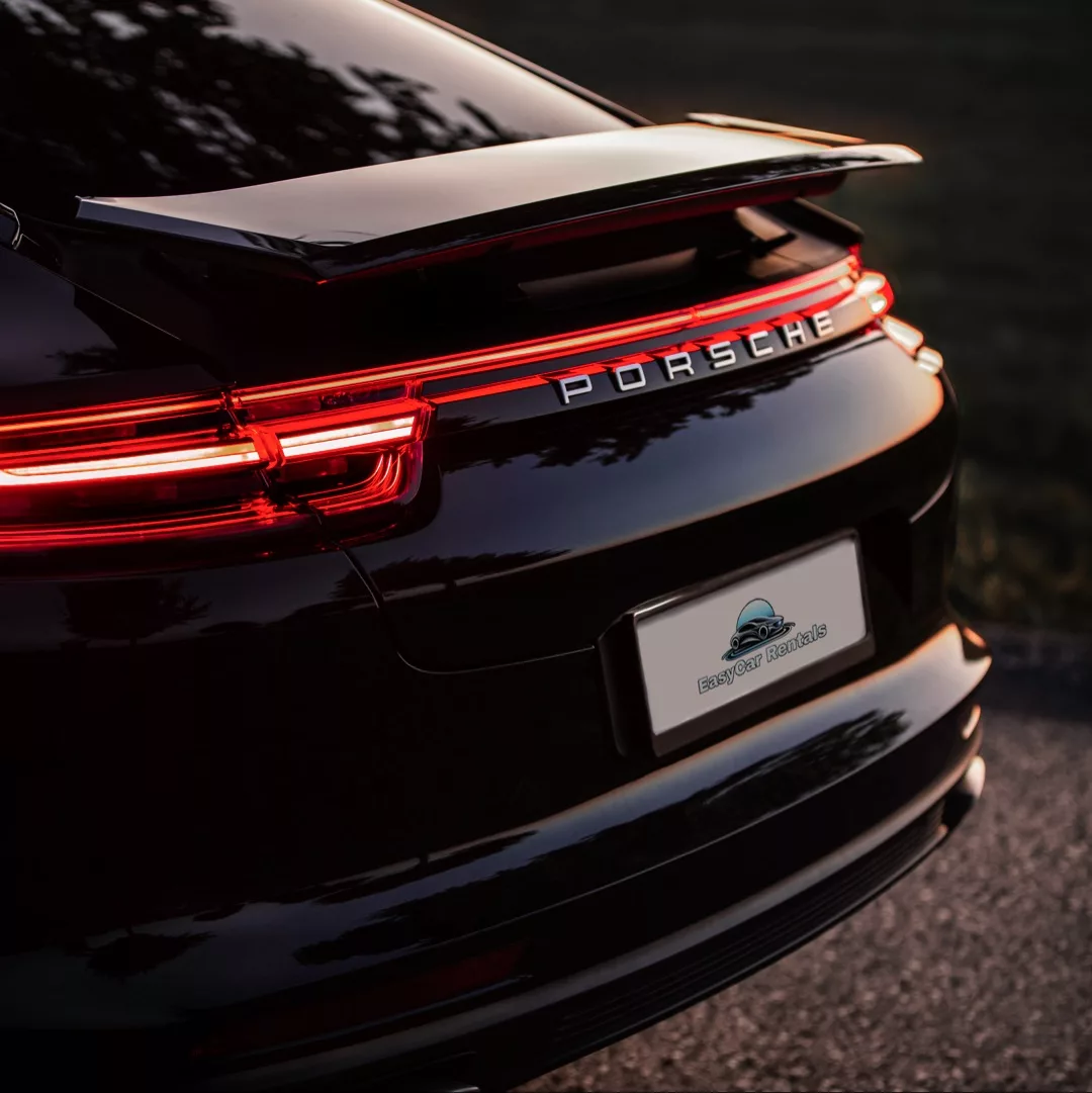 Porsche Panamera 4 Rückansicht mit LED-Rückleuchten in Schwarz mieten