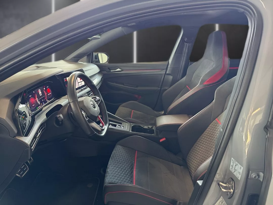 Golf 8 GTI Clubsport Innenansicht mit Sportsitzen mieten