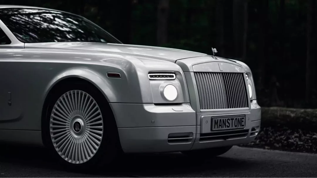 Rolls Royce Phantom Coupé in Weiß von der Seite mieten