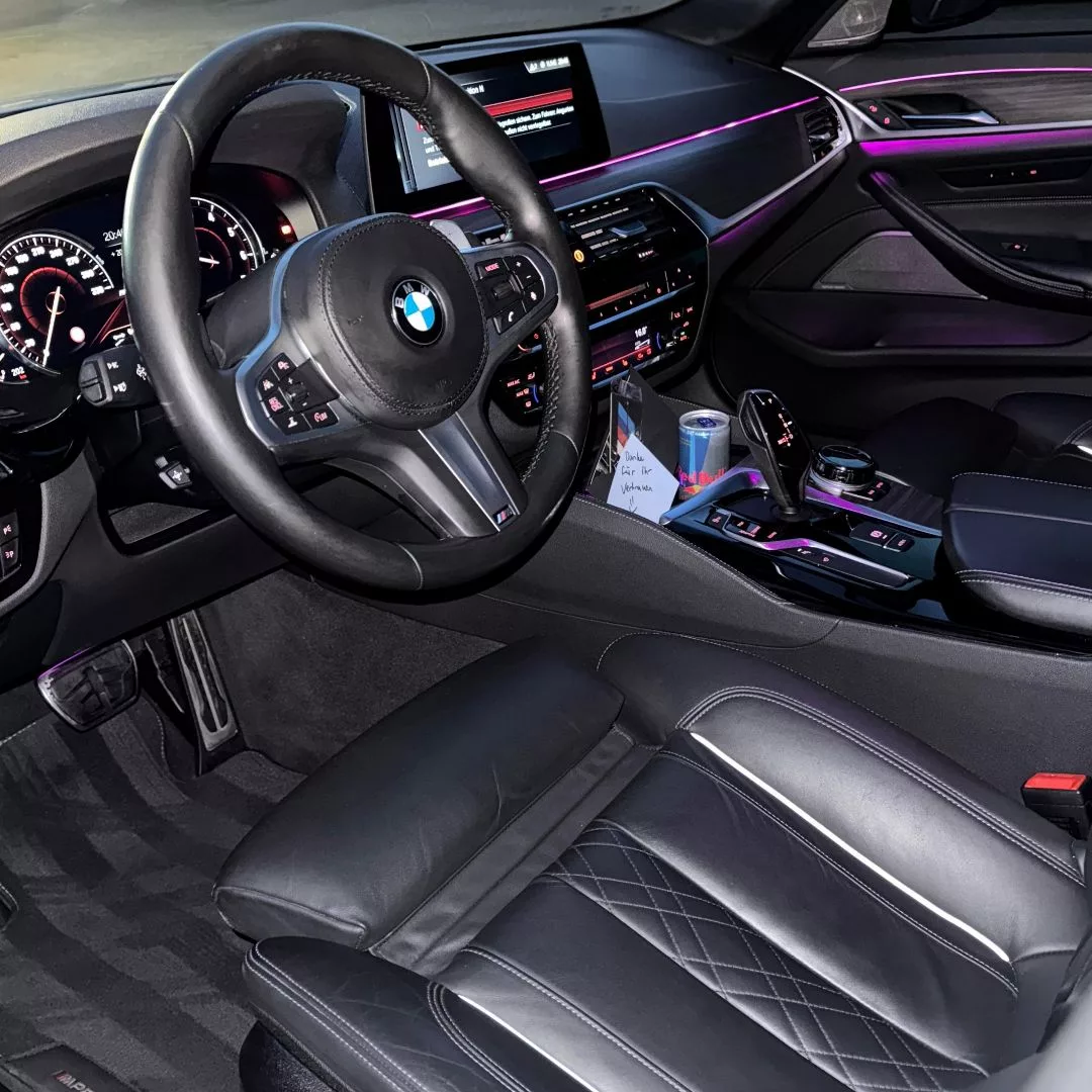 BMW m550i Innenraum mit Leder und Ambientebeleuchtung mieten