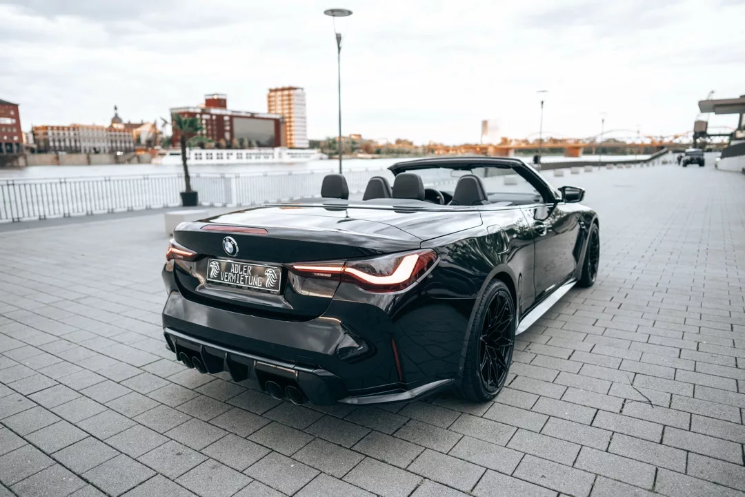 BMW M4 Competition Cabrio in Schwarz von hinten mieten