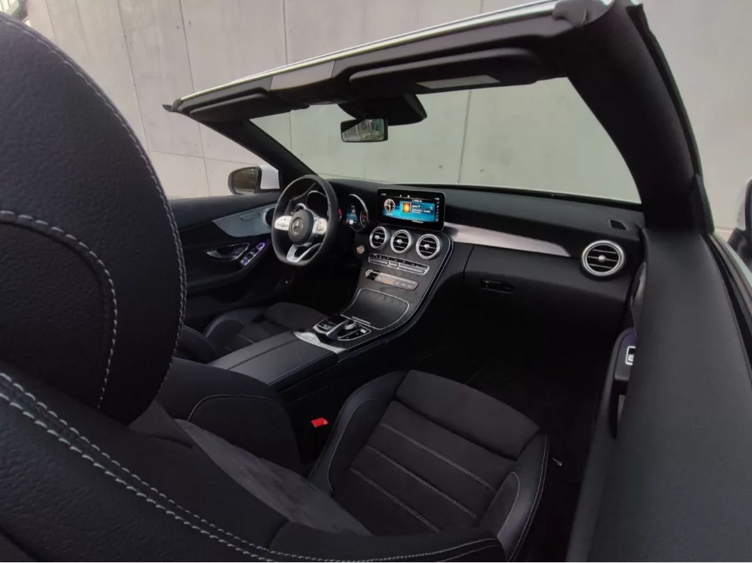 Mercedes C180 Cabrio AMG-Line Innenraum in Schwarz mieten