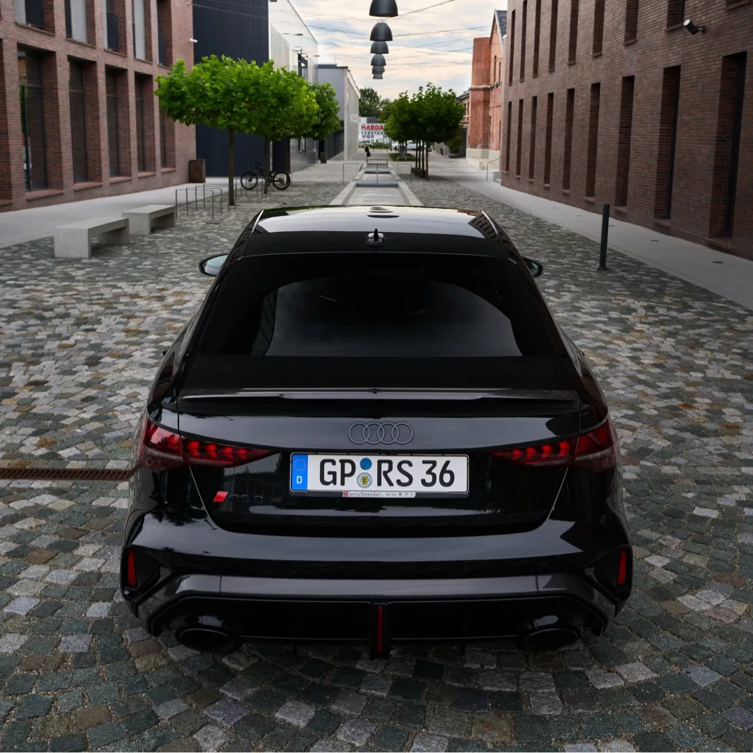 AUDI RS3 Limousine in Schwarz von hinten mieten.