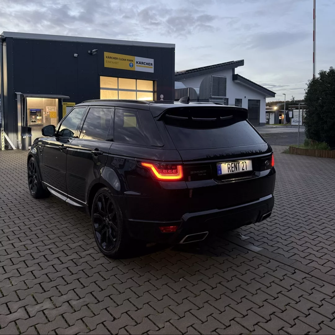 Range Rover Sport V8 in Schwarz von hinten mieten