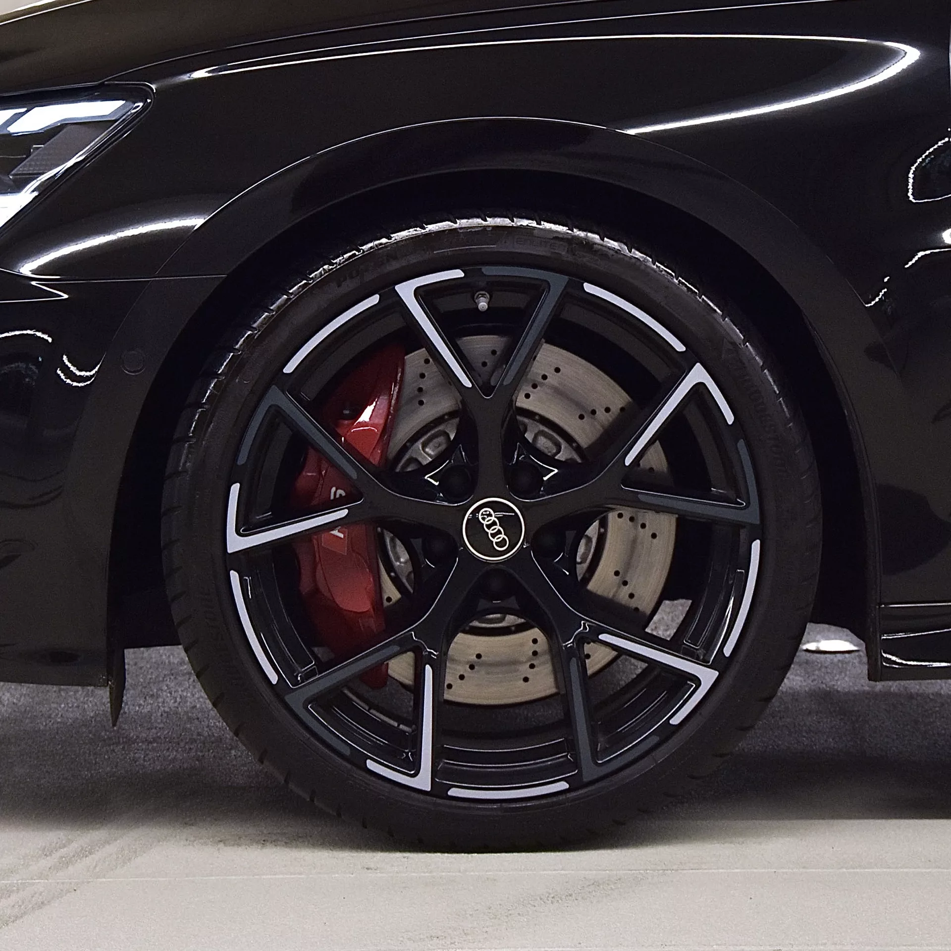 Audi RS3 Limousine Detailansicht des Rades in Schwarz mieten
