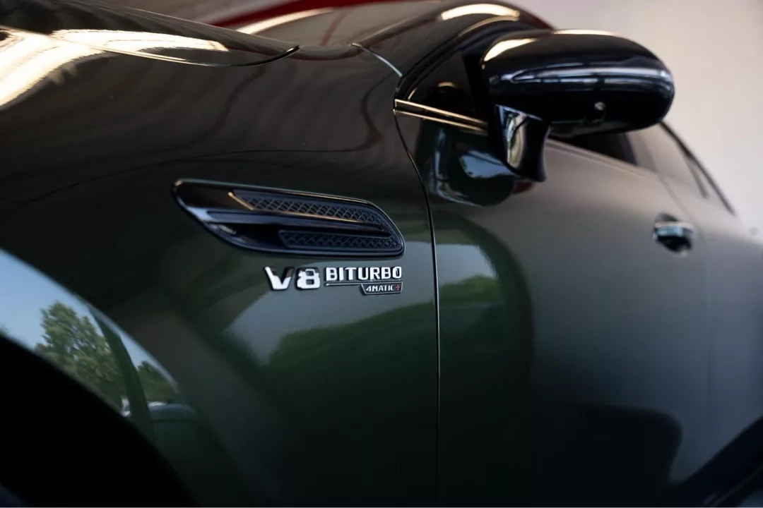 Mercedes Benz GT63S AMG FACELIFT in Grün mieten - Nahaufnahme Seite