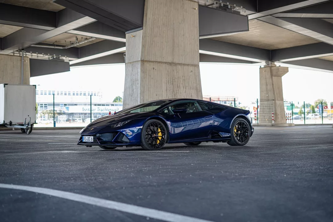 Lamborghini Huracan EVO in Blau von der Seite mieten