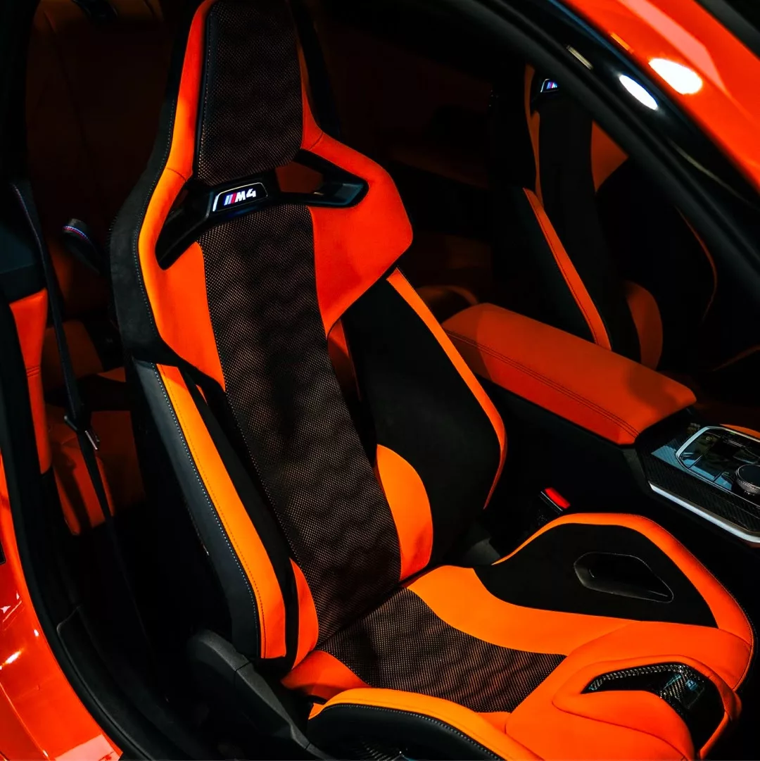 BMW M4 Competition Innenraum mit Sportsitz in Orange mieten