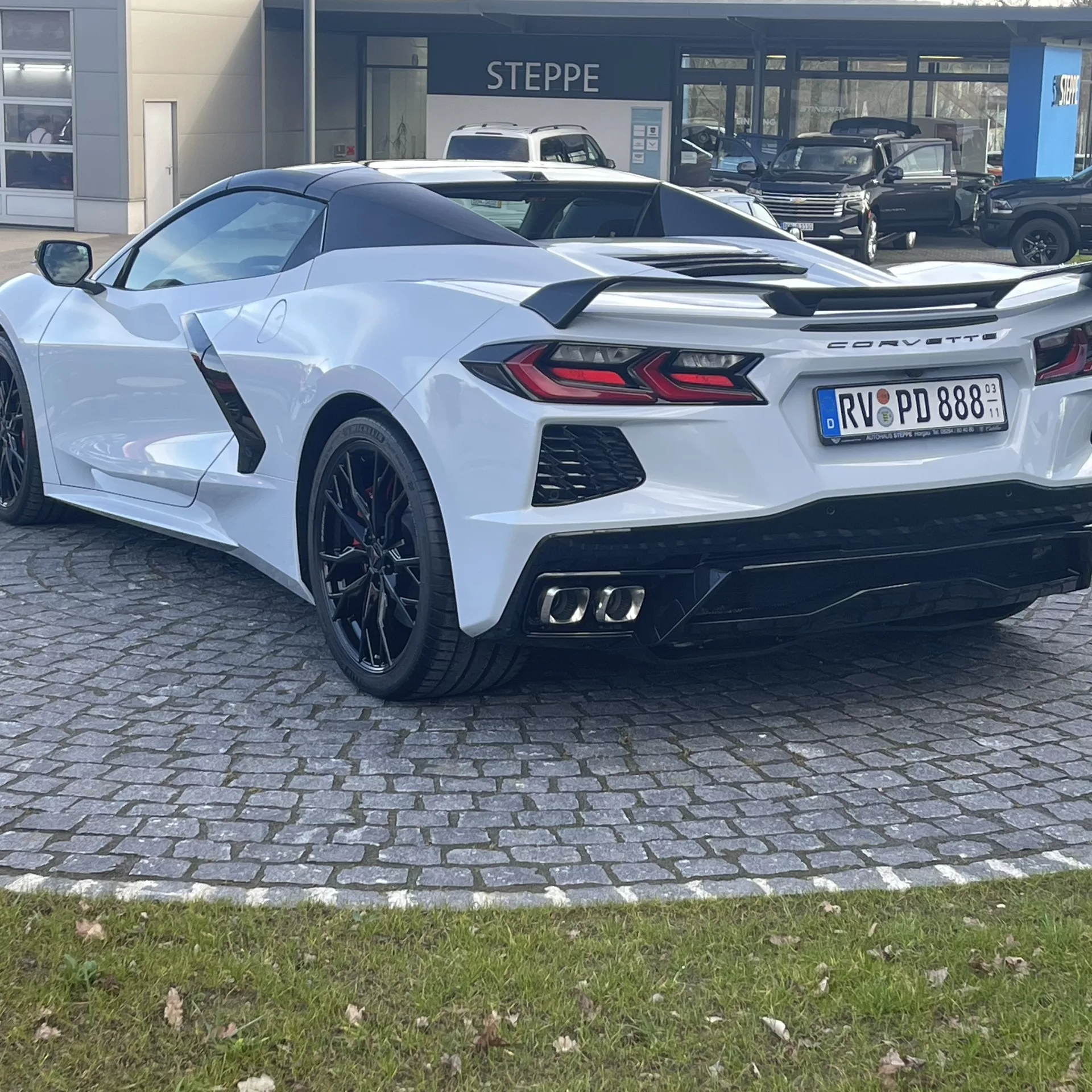 Corvette C8 Cabrio in Weiß von hinten mieten.