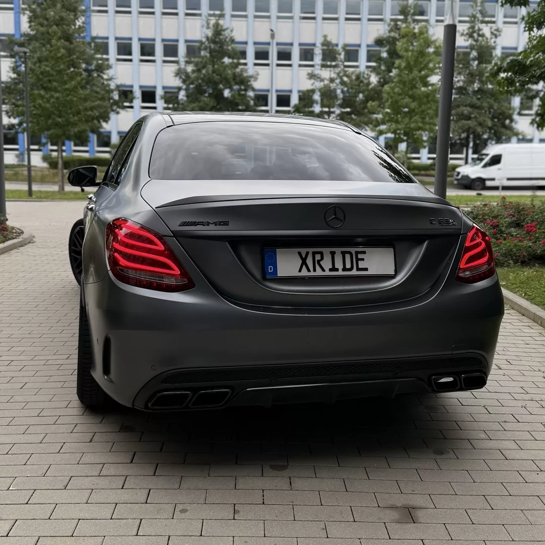 Mercedes C63s AMG in Grau von hinten mieten