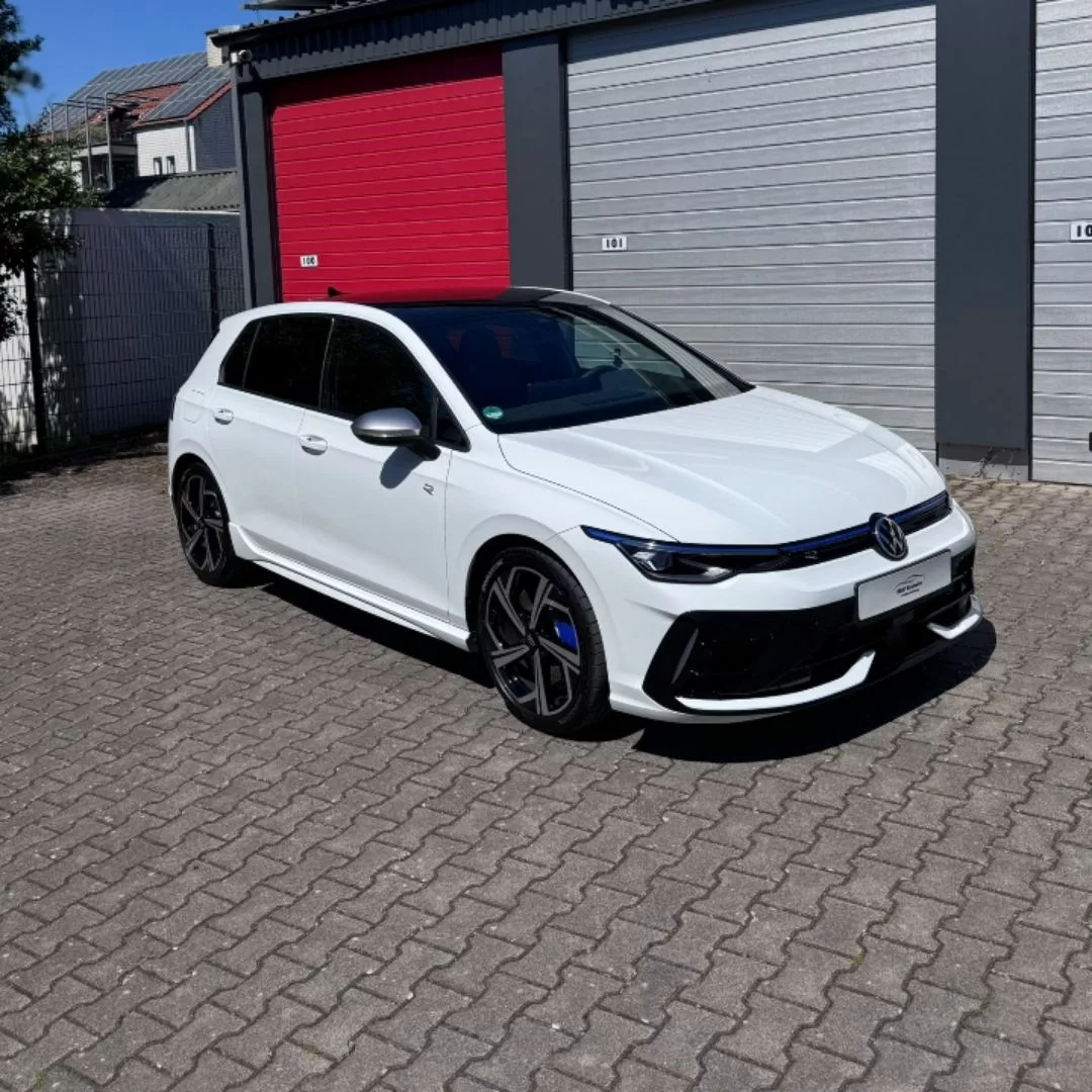 2025 Golf 8 R 2025 Face-lift mit 333PS, Automatik, 4.6s (0-100) - Mieten in Senden