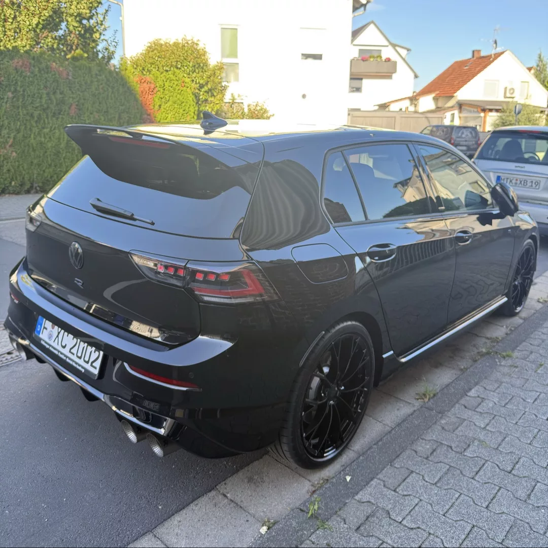 Golf 8R Black Edition 2025 in Schwarz Heckansicht mieten