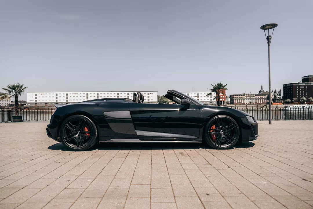 Audi R8 Cabrio V10 in Schwarz von der Seite mieten