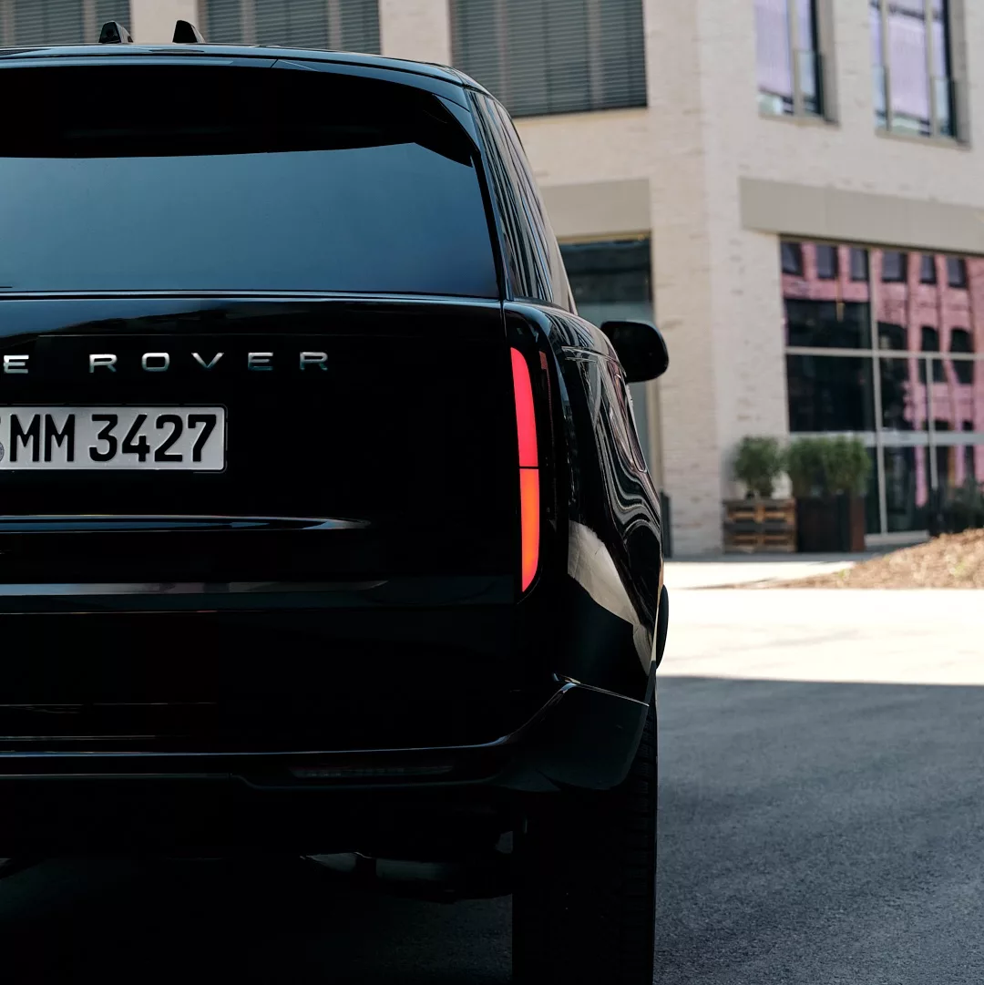 Range Rover Autobiography in Schwarz Rückansicht mieten