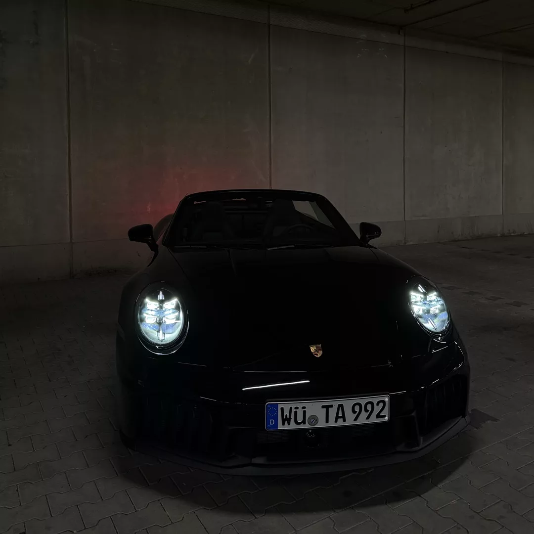 Porsche Cabrio 911 Carrera GTS in Schwarz, Frontansicht, mieten.