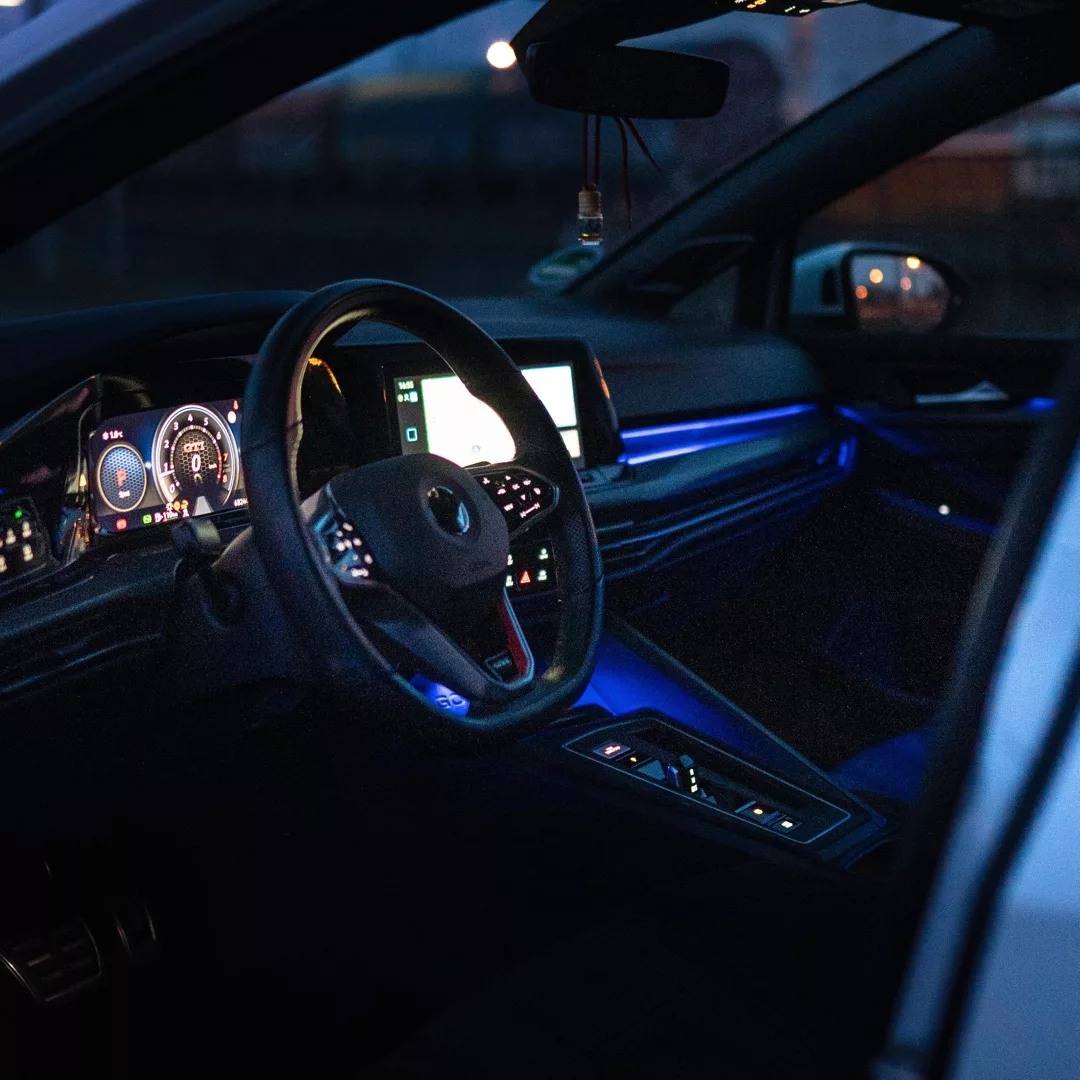 VW Golf 8 GTI Innenraum mit Ambientebeleuchtung mieten