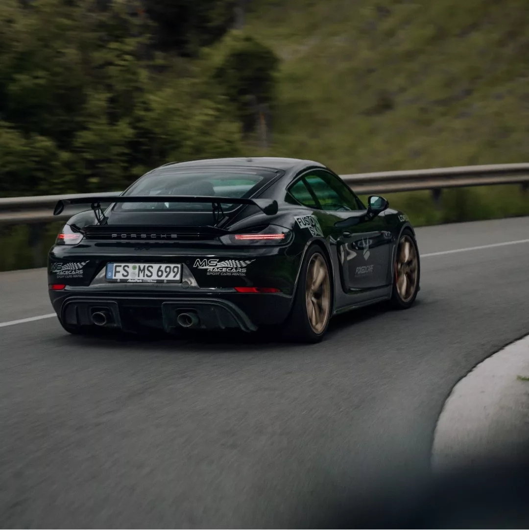 Porsche Cayman GT4 Clubsport in Schwarz auf Bergstraße mieten.