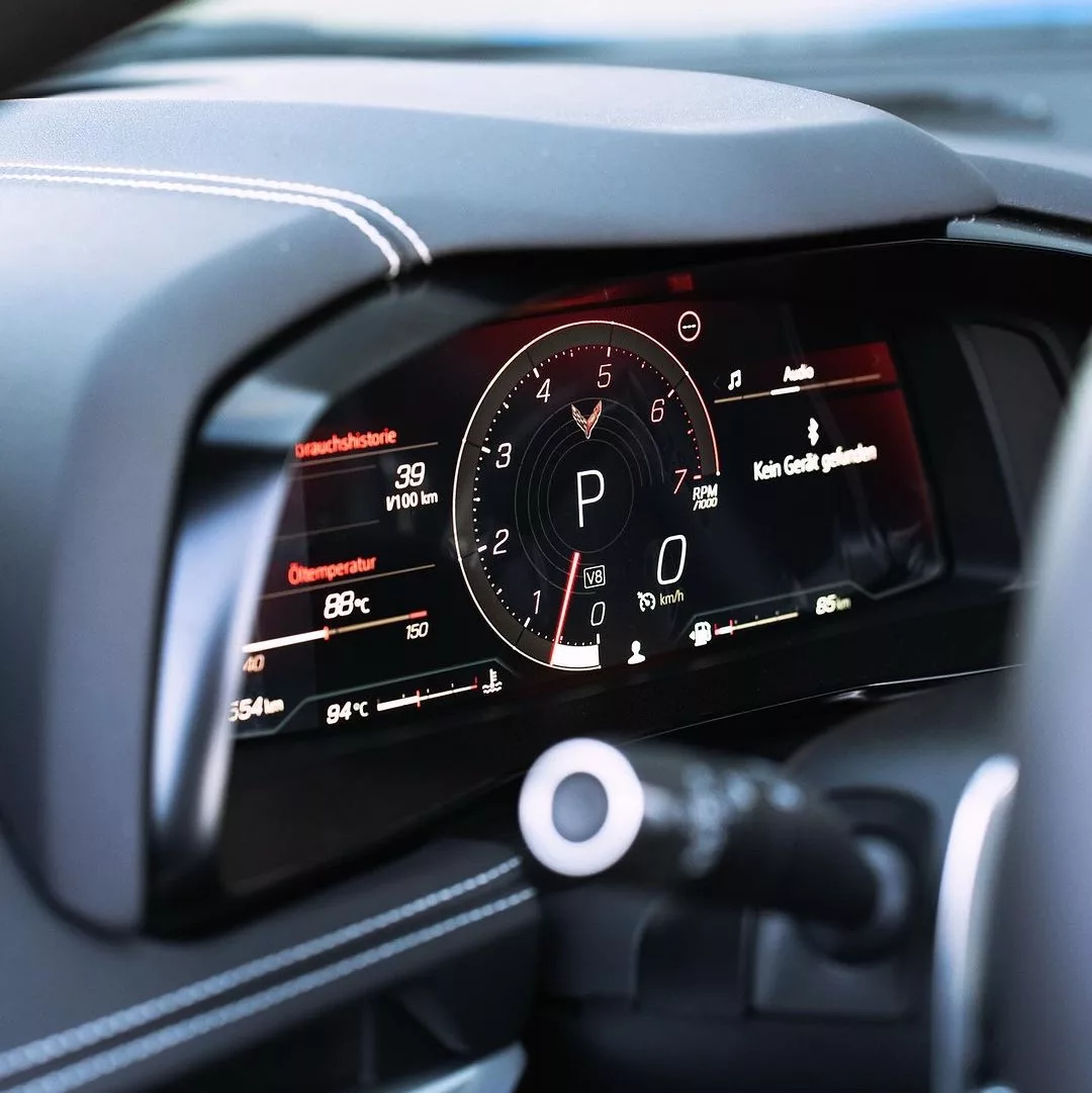 Corvette C8 Z51 Innenraum-Cockpit-Ansicht mit digitalem Display mieten.