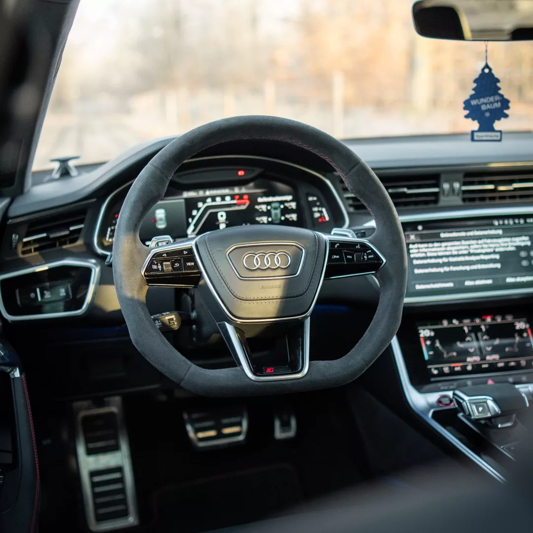 Audi RS 7 Performance Innenraum mit Lenkrad mieten.