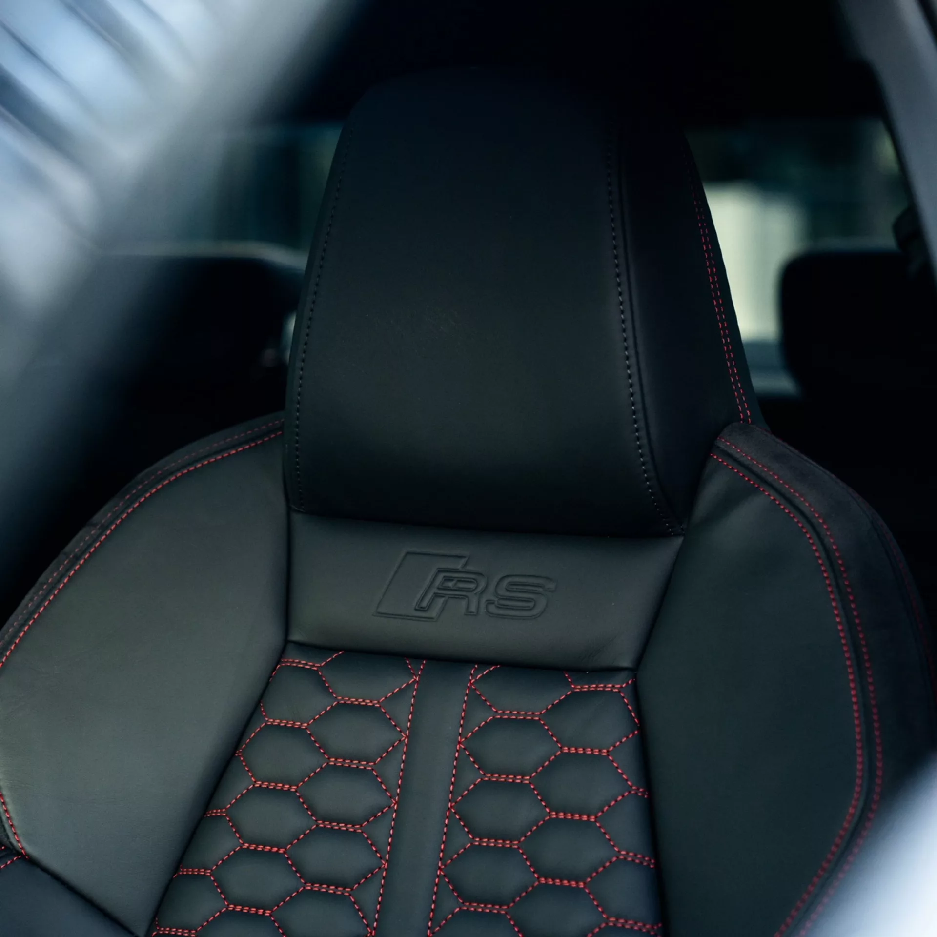 Audi RS3 Limousine Innenraum mit Ledersitz mieten.