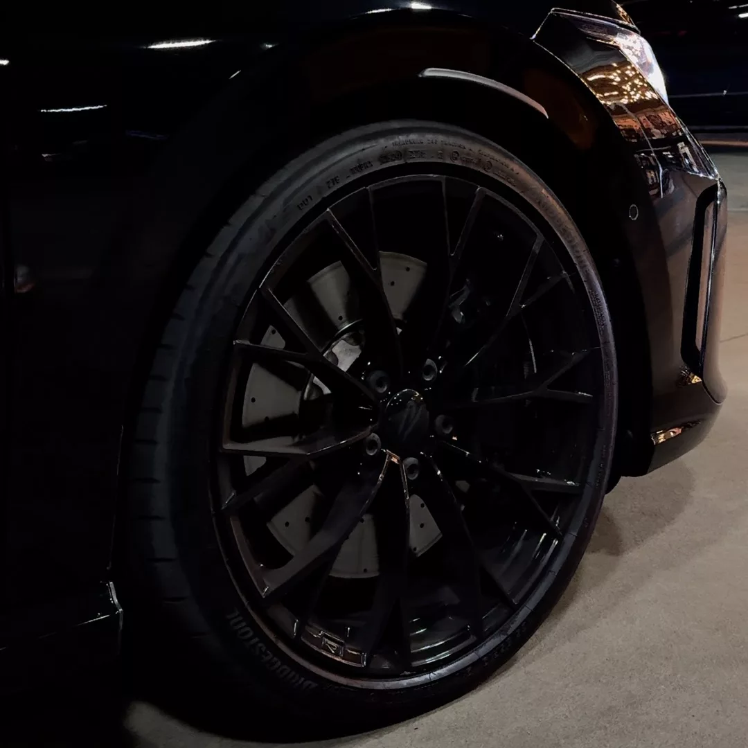 Volkswagen Golf 8R Akrapovic in Schwarz mieten - Nahaufnahme der Felge.