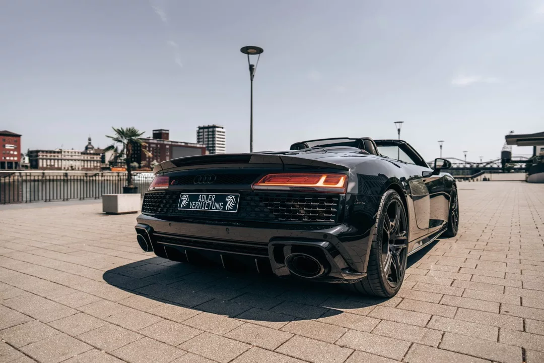 Audi R8 Cabrio V10 in Schwarz von hinten mieten