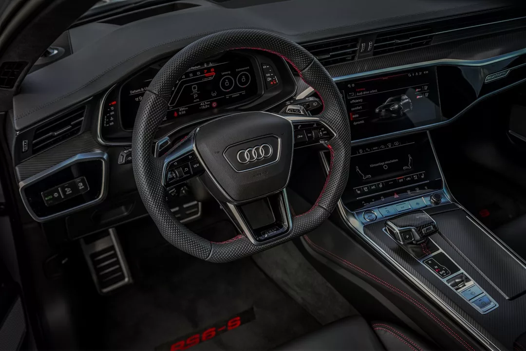 Audi RS6-S 2025 Innenraum mit schwarzem Cockpit mieten
