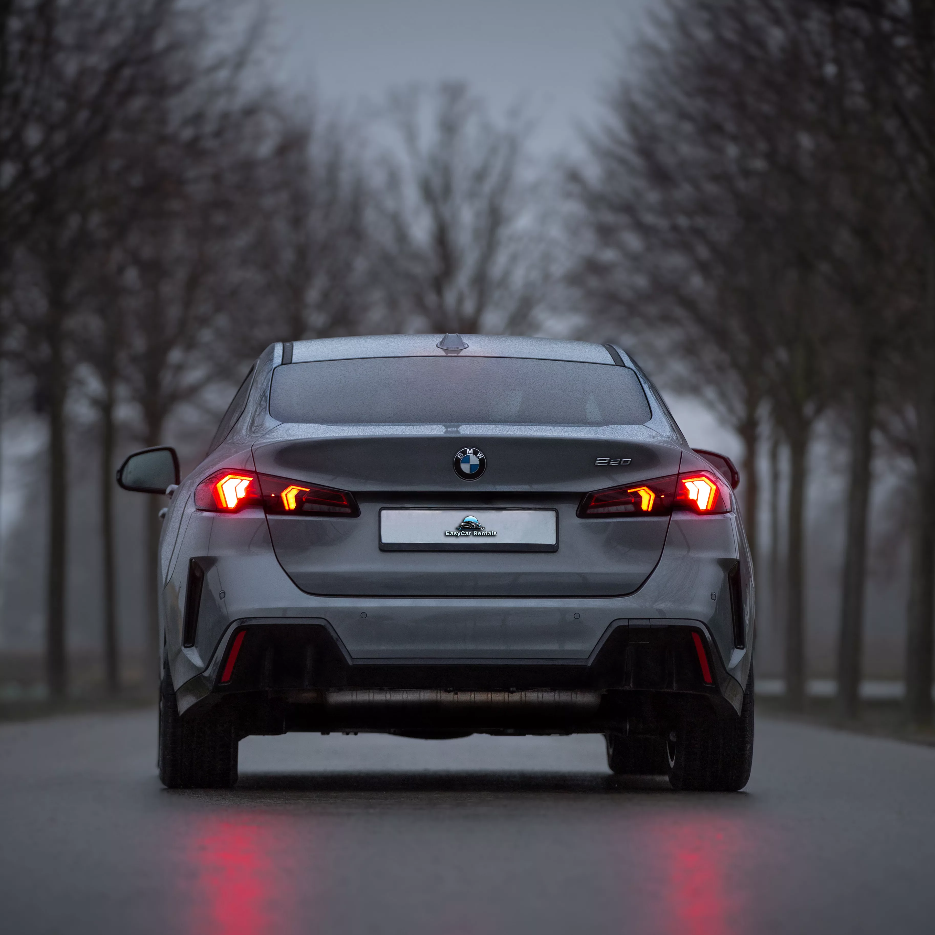 BMW 220 Gran Coupe in Grau von hinten mieten.