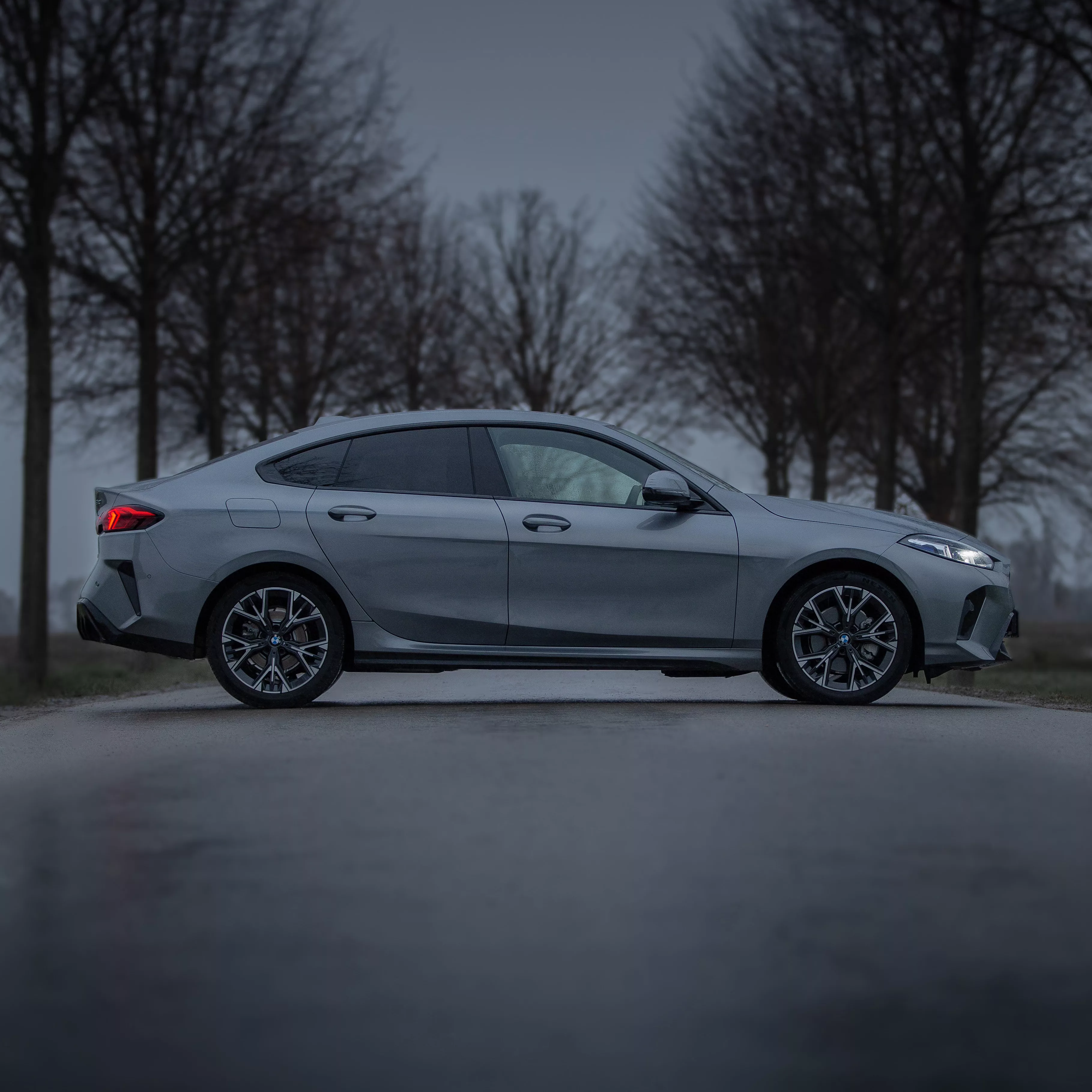 BMW 220 Gran Coupe in Grau von der Seite mieten