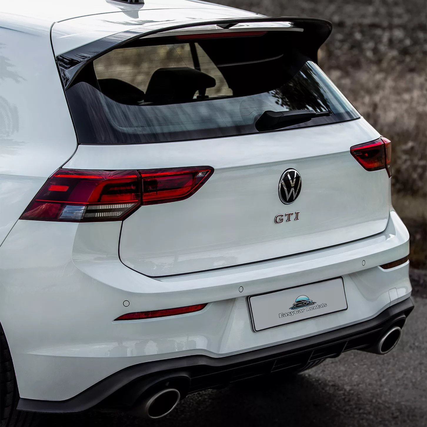VW Golf 8 GTI Clubsport in Weiß von hinten mieten.