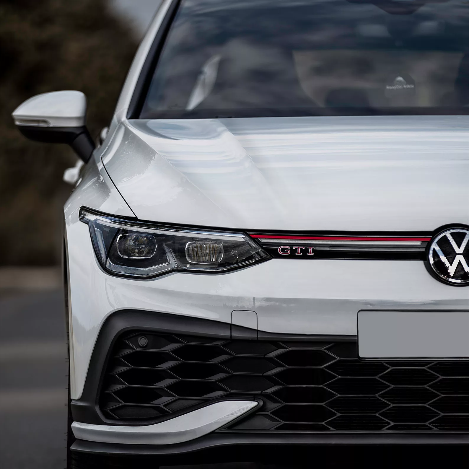 VW Golf 8 GTI Clubsport in Weiß Frontansicht mieten.