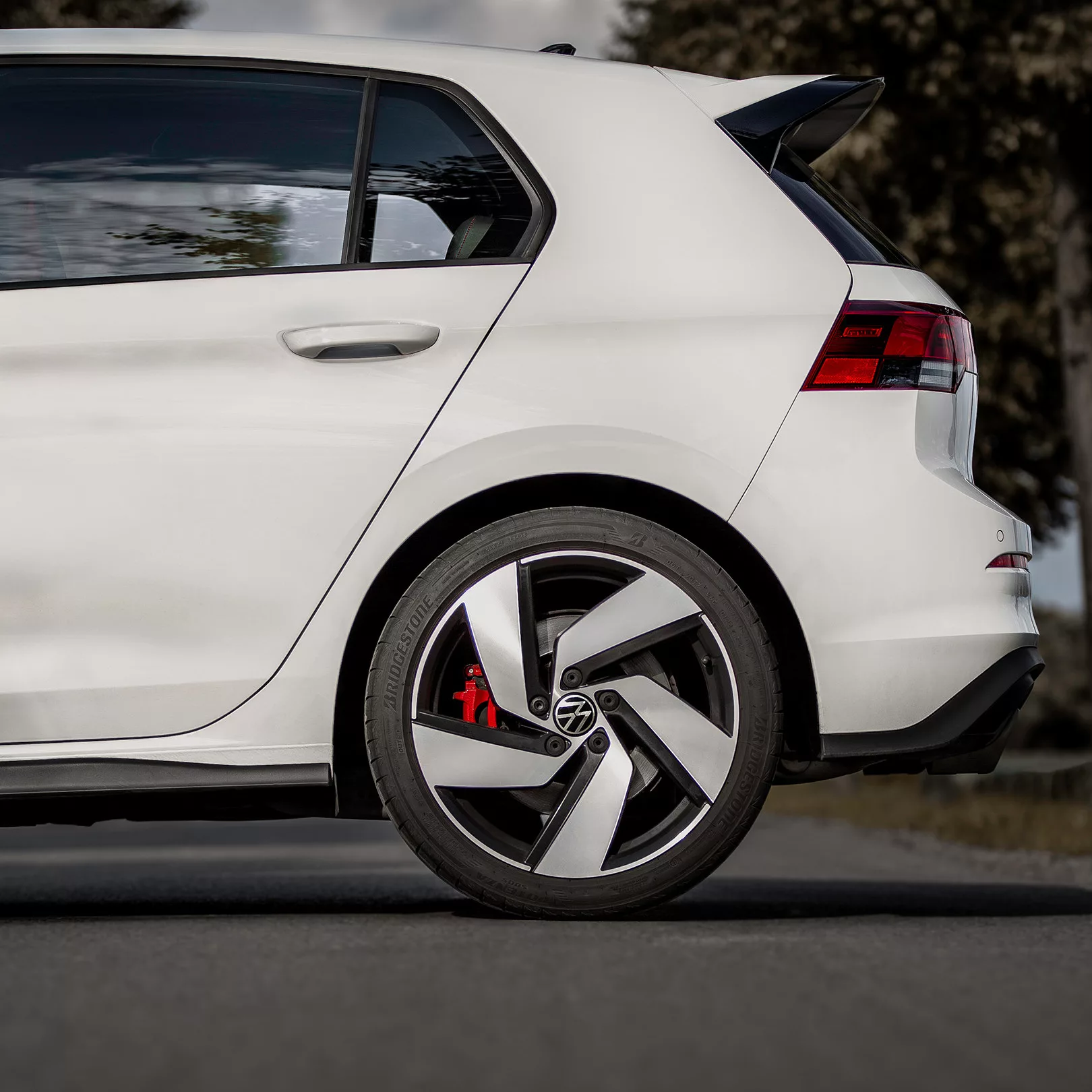 VW GOLF 8 GTI CLUBSPORT in Weiß, Heckansicht mieten
