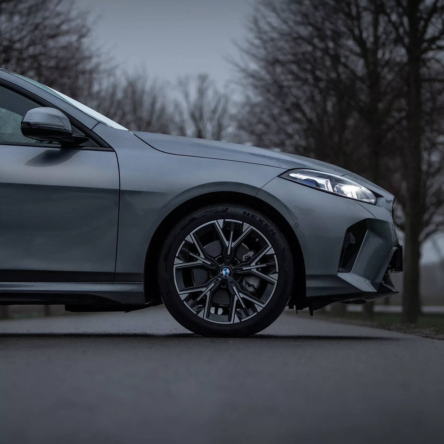 BMW 220 Gran Coupe in Grau, Nahaufnahme der Frontansicht, mieten.
