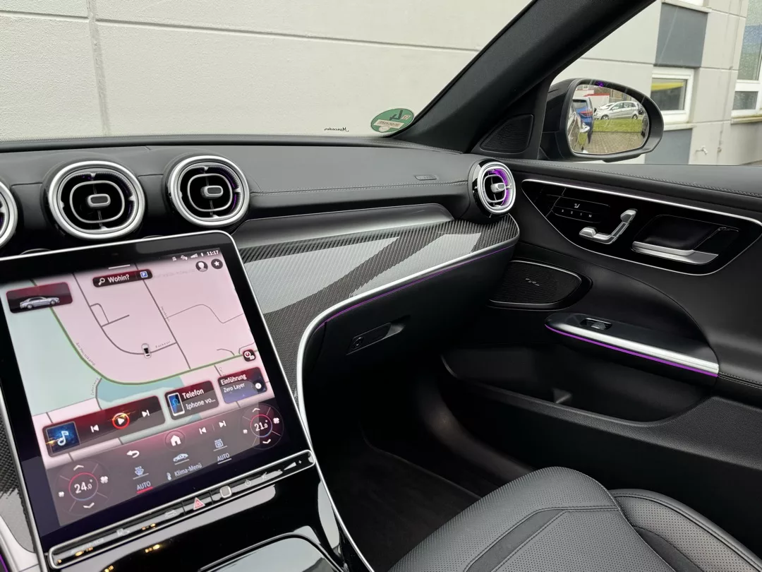 Mercedes C43 AMG Cockpit mit Display und Ambientebeleuchtung mieten