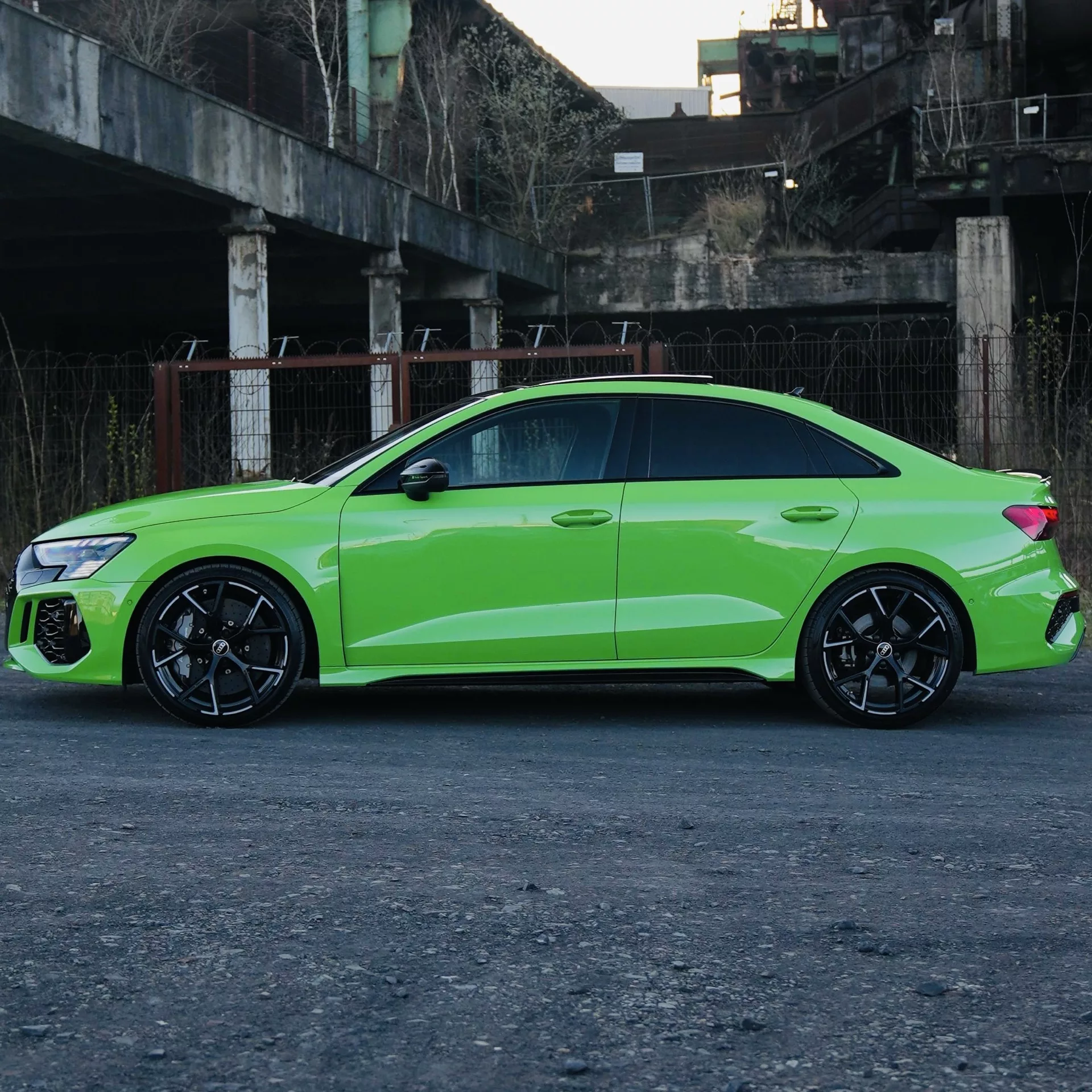 Audi RS3 Quattro in Grün von der Seite mieten
