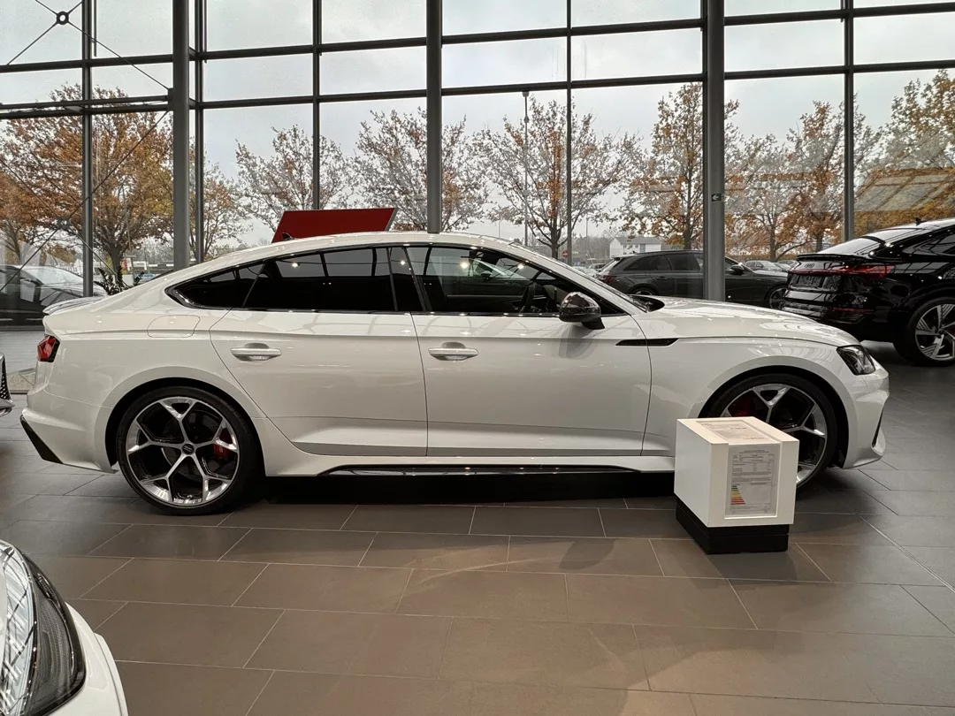 Audi RS5 Sportback in Weiß von der Seite mieten