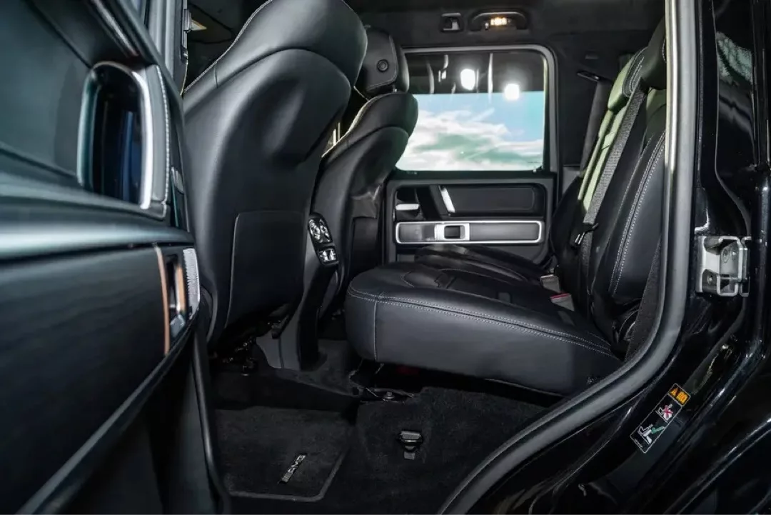 Innenraum eines Mercedes-Benz G63 AMG mit luxuriösem Leder.
