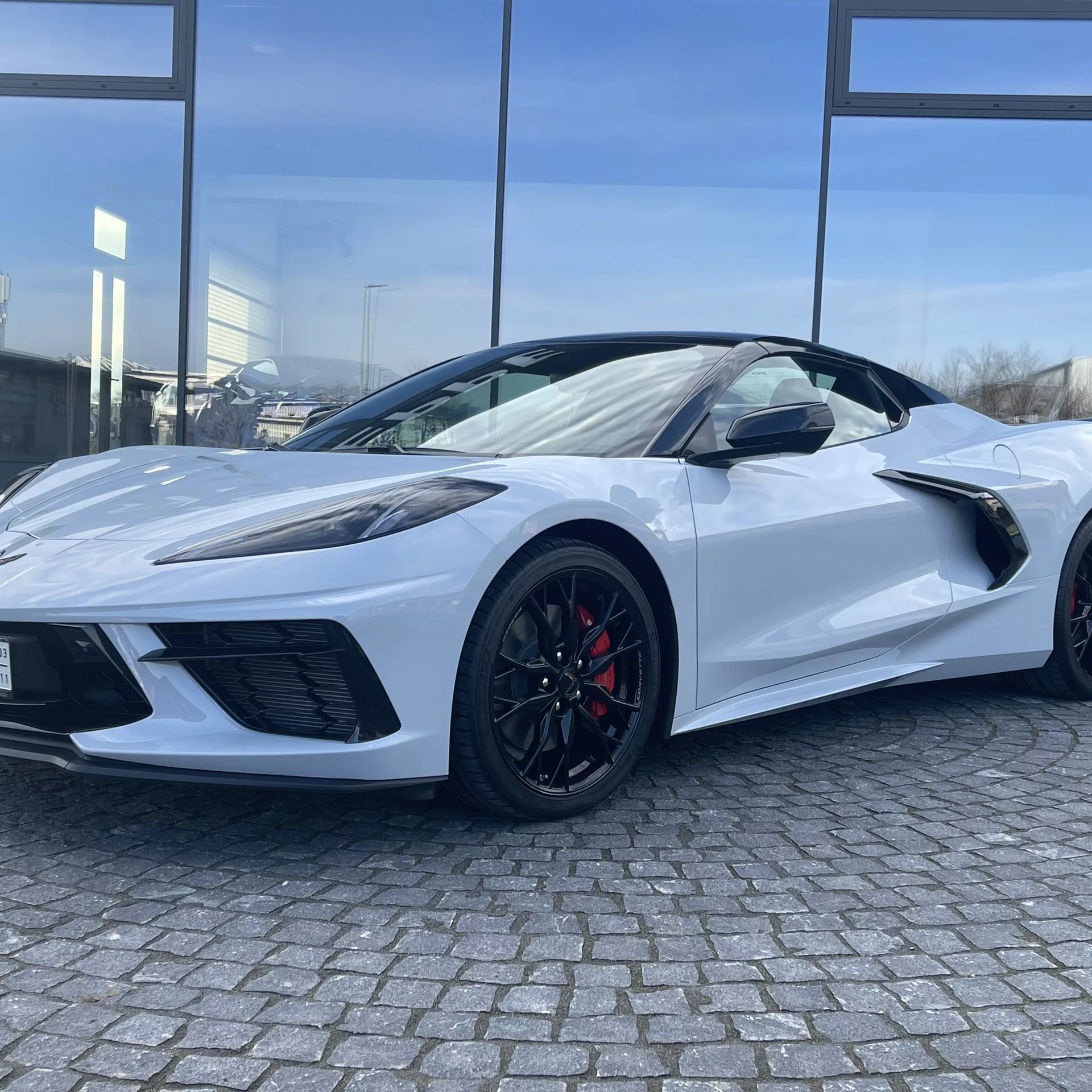 Corvette C8 Cabrio in Weiß, Frontansicht, mieten.