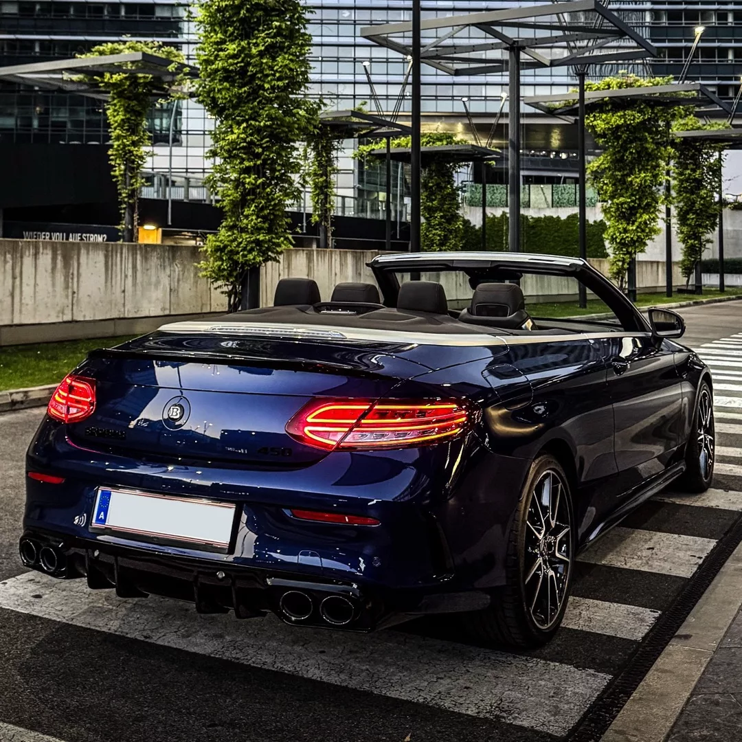 BRABUS 450 Cabrio in Dunkelblau von hinten mieten