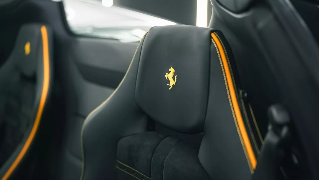 Ferrari 812 GTS Innenraum mit sportlichen Sitzen mieten.